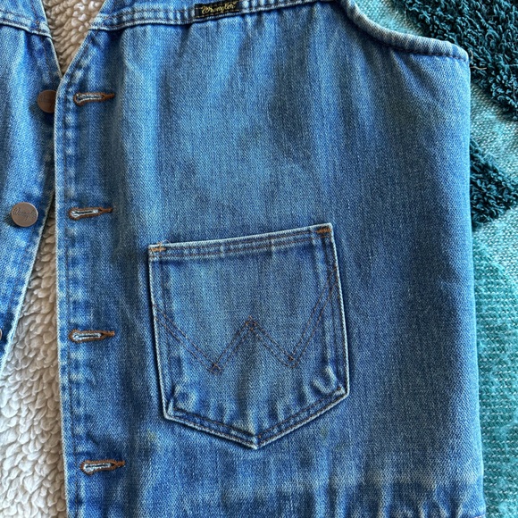 Wrangler denim vest with Sherpa lining. Unisex size large - Picture 5 of 6